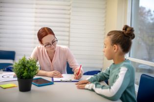 Czy rodzic może wypisać dziecko z zajęć prowadzonych przez psychologa w szkole? Obowiązkowe zajęcia dla ucznia