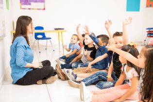 Kurs asystenta nauczyciela przedszkola. Kto może nim zostać i co daje ukończenie kursu.