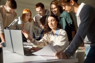 Teoria X i Y McGregora w pracy z uczniami szkoły ponadpodstawowej. Jak podejście dorosłych wpływa na przyszłego pracownika?