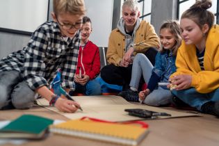 Współpraca w grupie. Jak wspierać uczniów w pracy zespołowej w klasach I–VI?