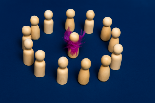 Czym jest „slut-shaming” i jak rozpoznać, że pojawił się w szkole?