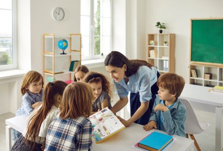 Przejście ze szkoły feryjnej do nieferyjnej i odwrotnie – co z urlopem wypoczynkowym?