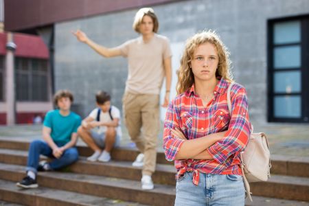   Kompetencje społeczne a rozwiązywanie konfliktów. Wsparcie uczniów ze spektrum autyzmu w relacjach rówieśniczych