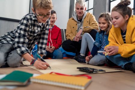 Współpraca w grupie. Jak wspierać uczniów w pracy zespołowej w klasach I–VI?