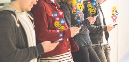 Dziecko w świecie emotikonów – o zmianach w komunikacji młodego pokolenia